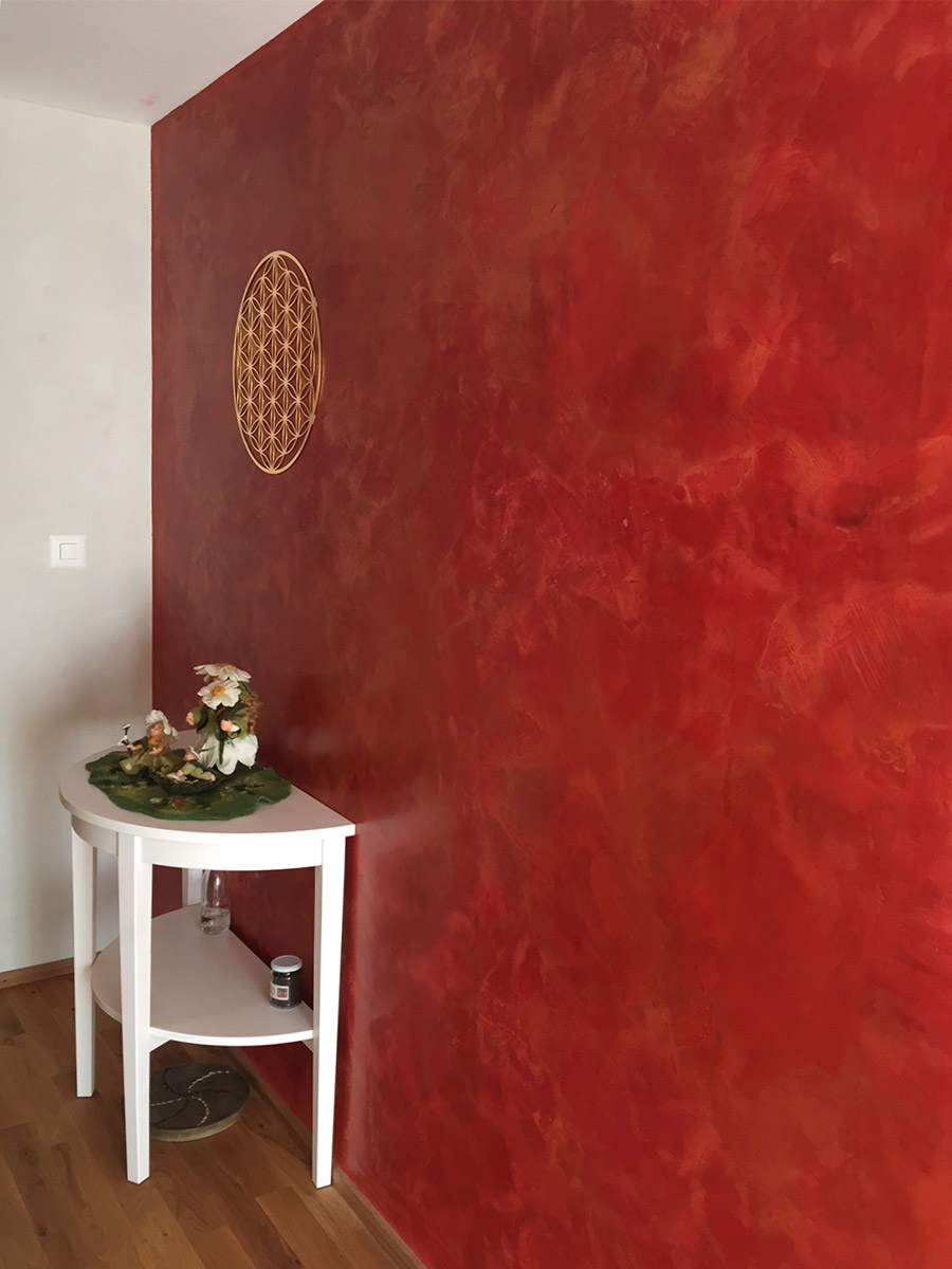 Herzpunkt mit rot goldener Wand aus Stucco,Malerei Zwahlen Malans, Blume des Lebens ,Herzpunktstein und Blumenfamilie aus Schafwolle gefilzt